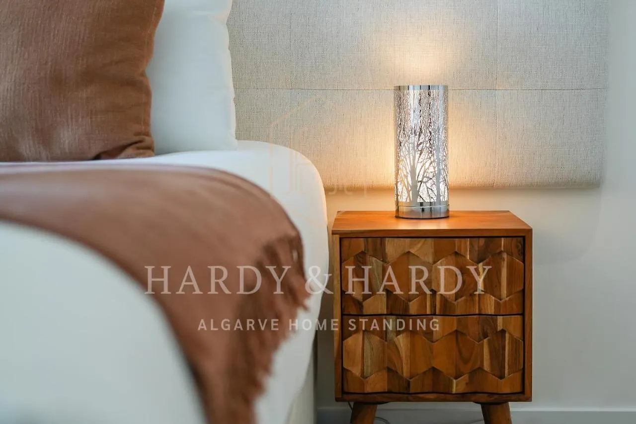 H&H Sea View Elegance: Modern Porto De Mos Beach Apartment Lagos
